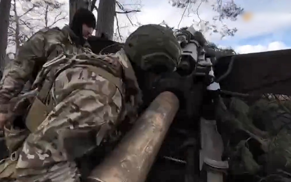 Pháo kéo quay tay 152mm của Nga tấn công xe thiết giáp Ukraine